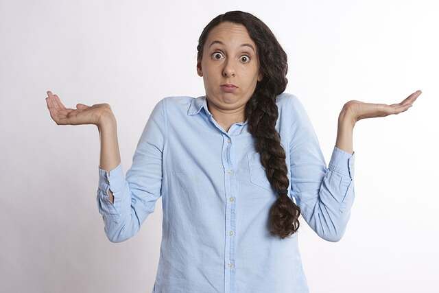 Picture of a woman confused over the difference between fixed and variable rate mortgages